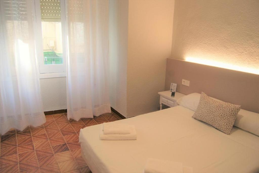 Hostal Tropical Мотрил Екстериор снимка